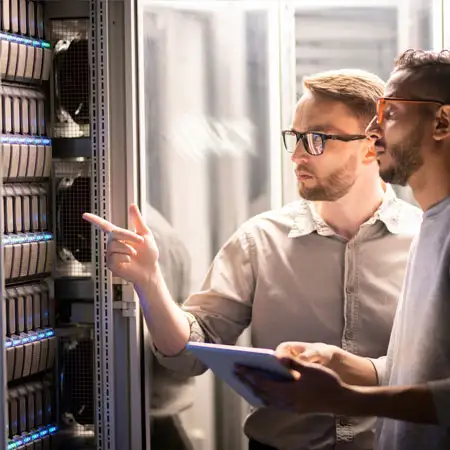 Serviços gerenciados de TI, analista de suporte, trabalhando no Data Center