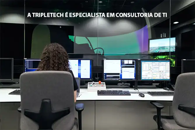 Gerenciamento de TI, analista de monitoramento em uma sala NOC